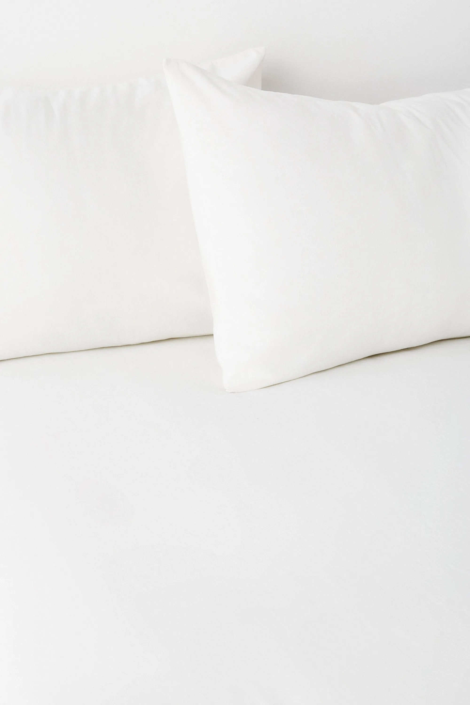 Linen Fitted Sheet and Pillow Set in White