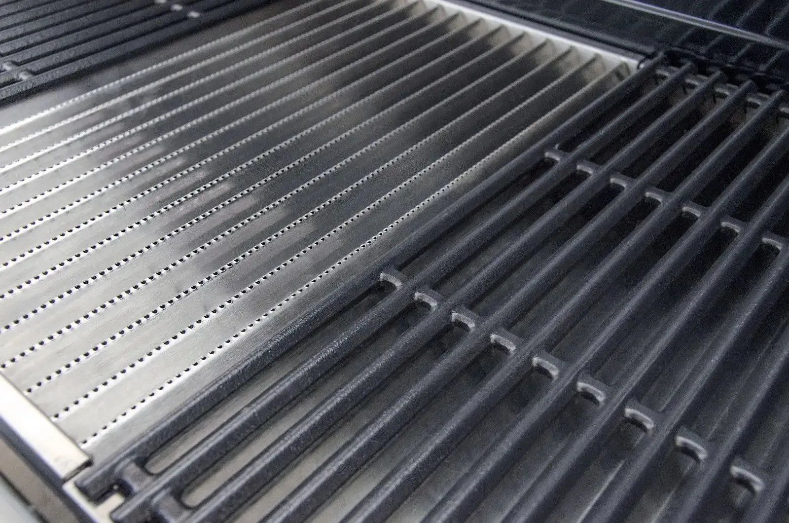 The Char-Broil COMMERCIAL SERIES™ TRU-Infrared™ 4-BURNER GAS GRILL